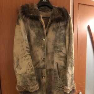 Sheepskin coat with fur collar